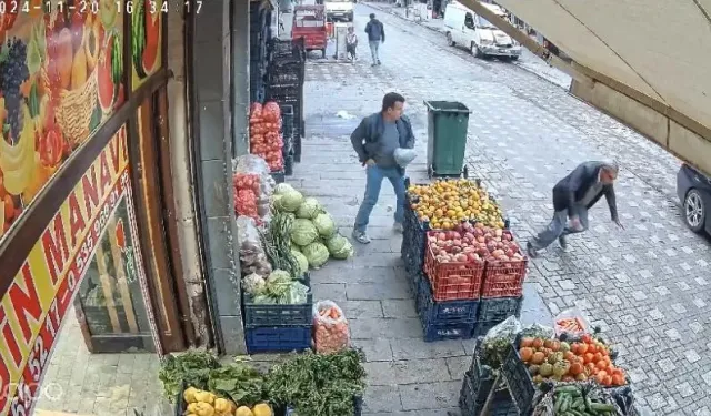 Sokak ortasında kalp krizi geçiren vatandaşın o anları güvenlik kamerasında