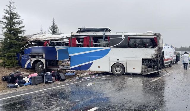 SON DAKİKA! Eskişehir'de yolcu otobüsü devrildi: 1 ölü, 30 yaralı