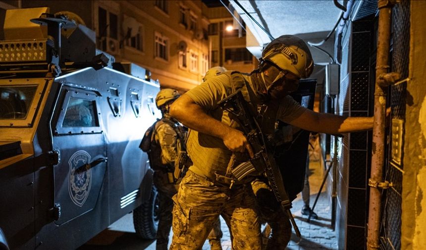 İzmir'de ünlü gece kulübüne baskın: 3'ü polis 24 kişi gözaltına alındı