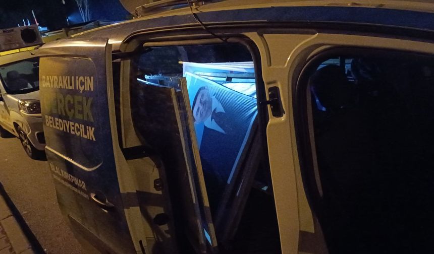 Bayraklı'da CHP'li adayın afişlerini AK Partililer toplayıp arabaya doldurdu...
