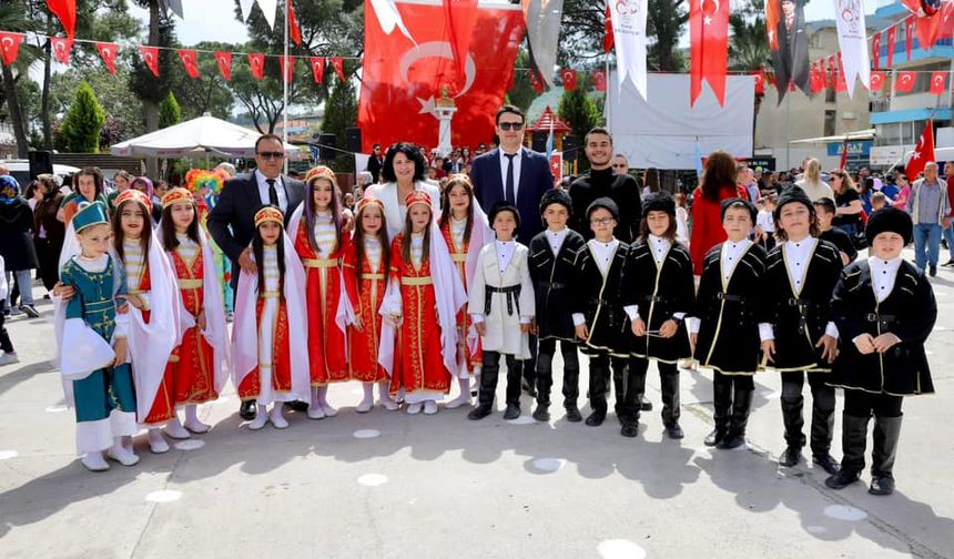 İzmir’in Kınık ilçesinde 23 Nisan’a yakışır kutlama