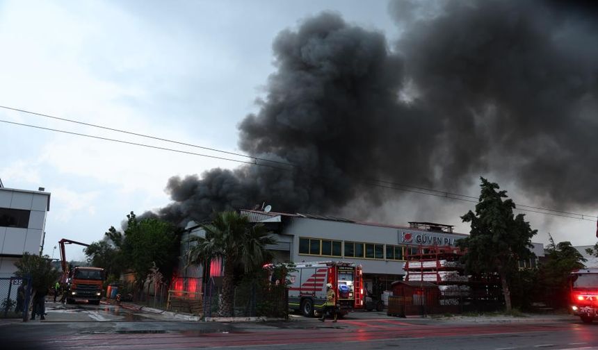 SON DAKİKA: Çiğli'de metal ve plastik fabrikalarında yangın