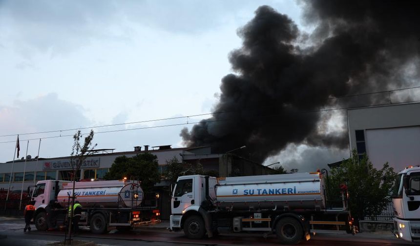 Çiğli'de iki ayrı fabrikada yangın! Kontrol altına alındı