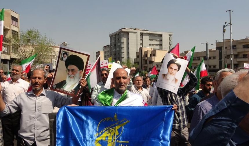Tahran’da yüzlerce kişi İsrail saldırısını protesto etti!