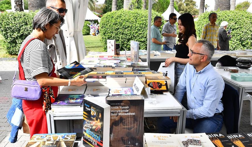 İzkitapfest-İzmir Kitap fuarı açıldı: Kitapseverler eski günlerin heyecanını yaşıyor