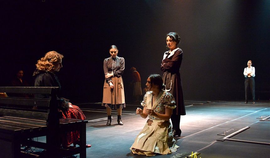Ankara kent sahne ekibi, 'Ah Tiyatro Vah Tiyatro' adlı oyunuyla başkentte büyük ilgi gördü