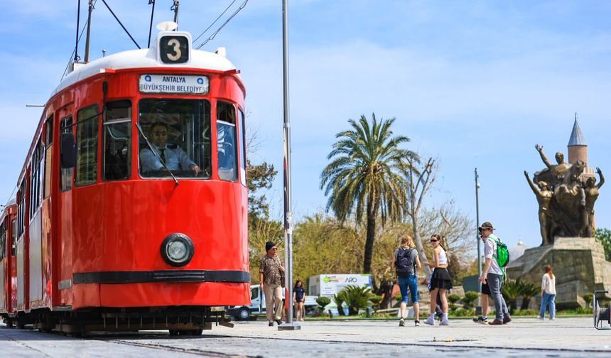 Antalya'da tramvay hattı yenilendi: Cumhuriyet Meydanı'nda engeller kalktı