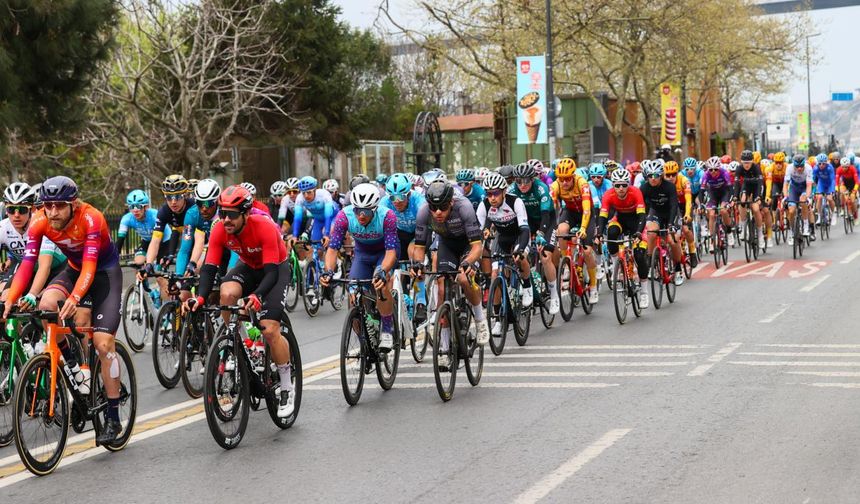 Bisiklet yarışı Karaburun'a girişler yasaklandı, kazalar oldu, vatandaşlar yolda mahsur kaldı!