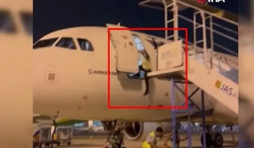 Havalimanında talihsiz olay: Park halindeki uçaktan yere düştü