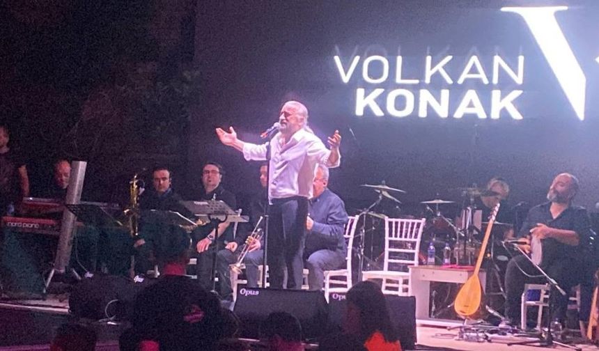 Ünlü sanatçı Volkan Konak hayranlarını mest etti!