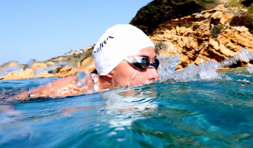 İzmirli yüzücü Bengisu Avcı, Molokai'de deniz anası engeline takıldı!