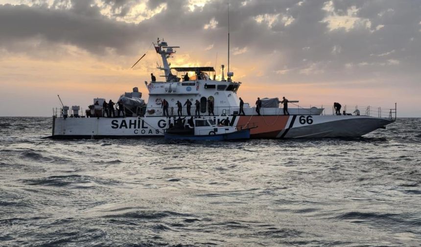 Gökçeada'da ahşap tekne batma tehlikesi geçirdi: 29 kaçak göçmen kurtarıldı