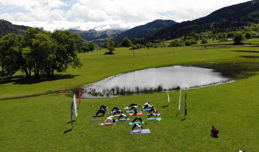 Artvin Ardanuç'ta yoga tutkunları Usot Gölü'nde buluştu
