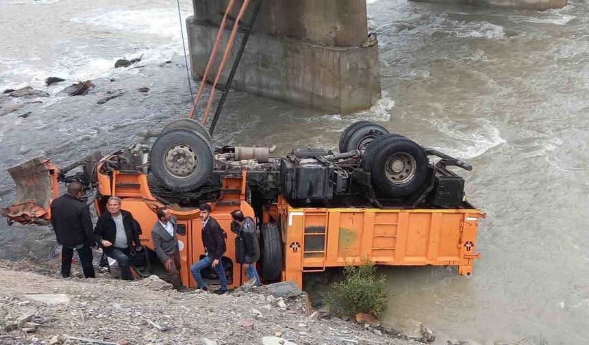 Hakkari'de karayolları iş makinesi Zap Suyu'na yuvarlandı: 3 yaralı!