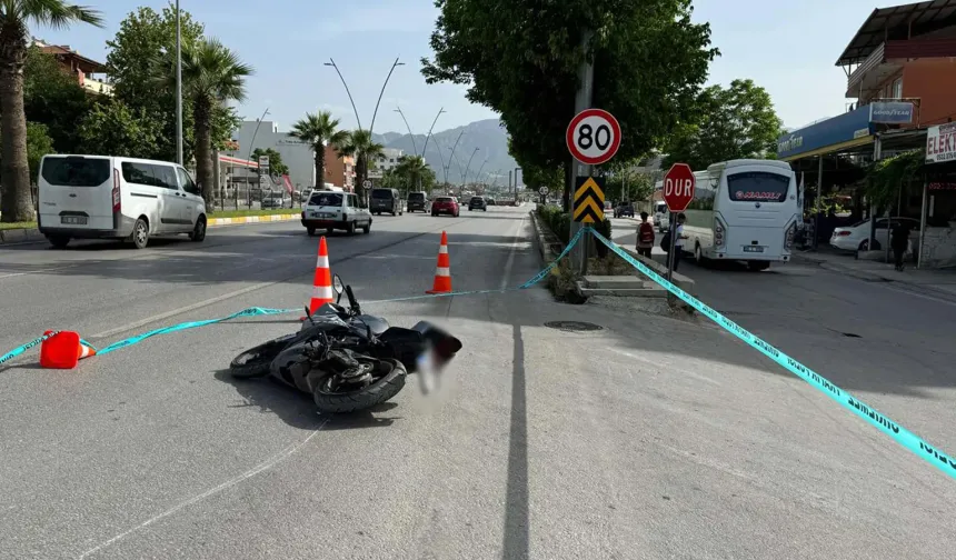 Makas atan motosikletin kasksız sürücüsü hayatınıkaybetti!