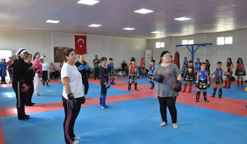 Mersin'de anneler muaythai sporcusu evlatlarını idmanlarda yalnız bırakmıyor