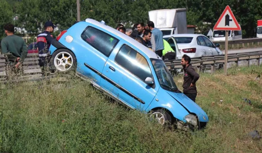 Sakarya'nın Akyazı ilçesinde trafik kazası: Sürüklenerek asılı kaldı!