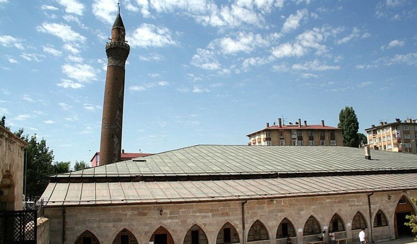 Sivas'taki 827 yıllık Ulu Cami FPV dron ile görüntülendi
