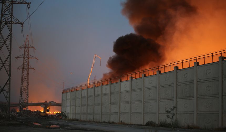 Kağıt fabrikasındaki yangına havadan ve karadan müdahale sürüyor