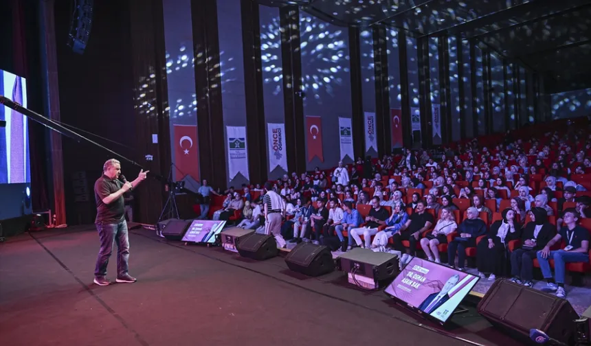 Gençlik ve Spor Bakanı Osman Aşkın Bak, "Önce Öğrenci" isimli programa katıldı