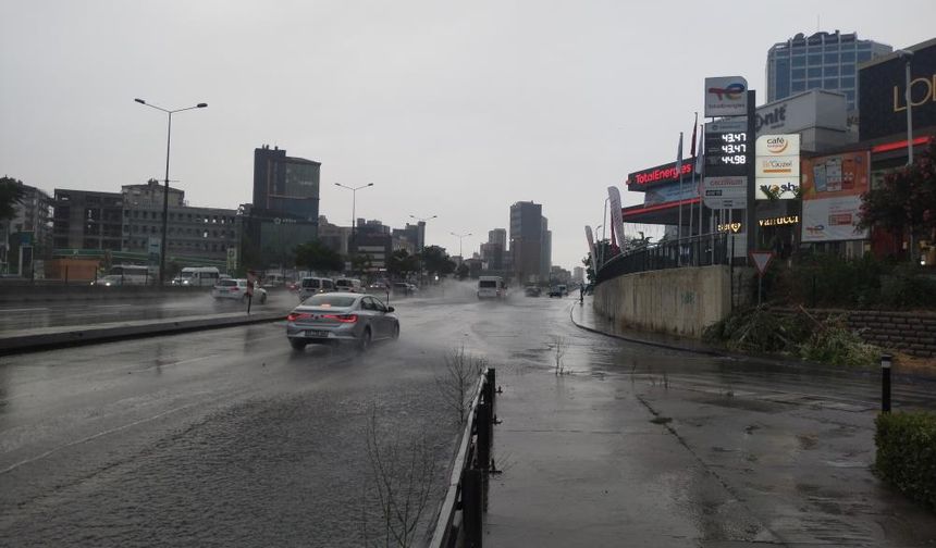 İstanbullular yağmurla serinledi: Trafikte yoğunluk yaşandı