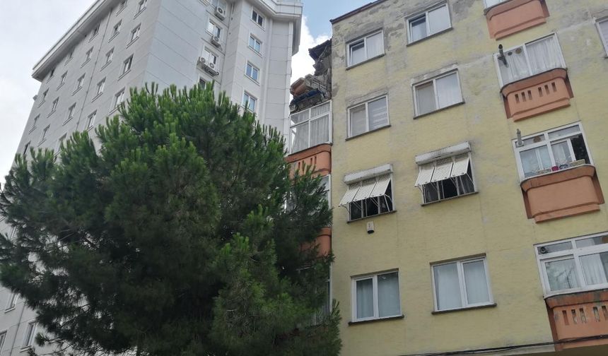 Kartal'da 4 katlı binada balkon çöktü