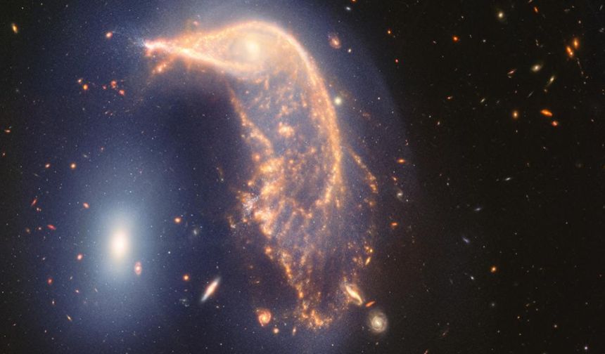 Uzayın büyüleyici buluşması: 'Penguen' ve 'Yumurta' Galaksileri iç içe