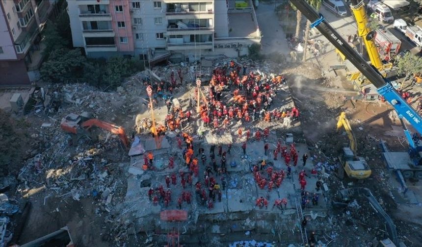 İzmir depreminde en çok kaybın verildiği 'Rıza Bey Apartmanı' davasında yargılama sürüyor