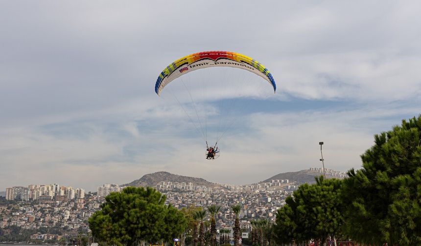 İzmir'de Paramotor Heyecanı: Körfez Manzarasıyla 30 Dakikalık Uçuşlar Başladı