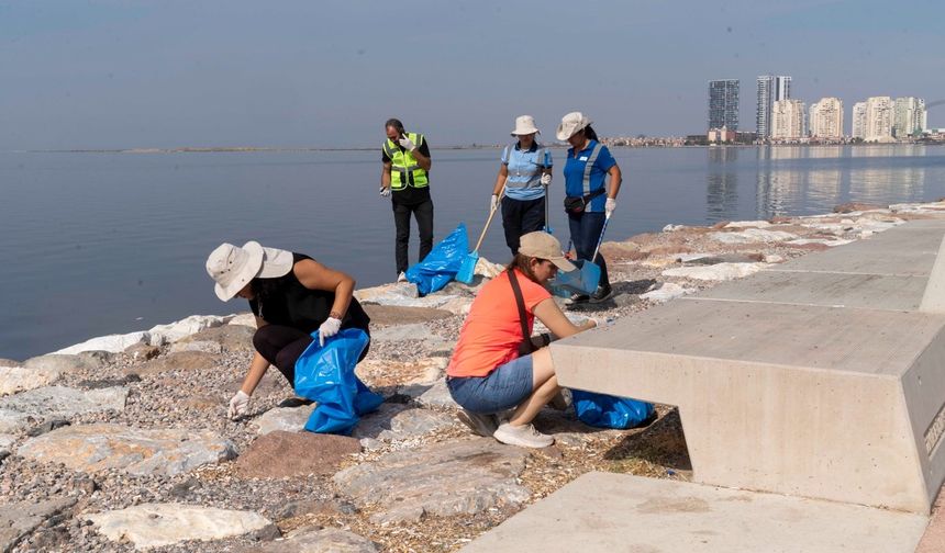 İzmir'de toplanan bir ton atık ile 500 fidan alınacak