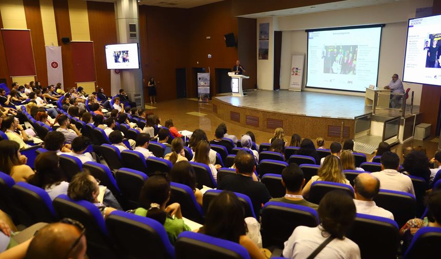 MolBiyoKon’24 Kongresi İzmir’de Bilim Dünyasını Bir Araya Getirdi