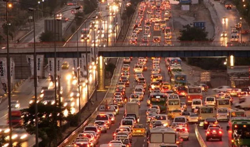 İstanbul'da trafik durma noktasına geldi: Yoğunluk yüzde 83'e kadar ulaştı