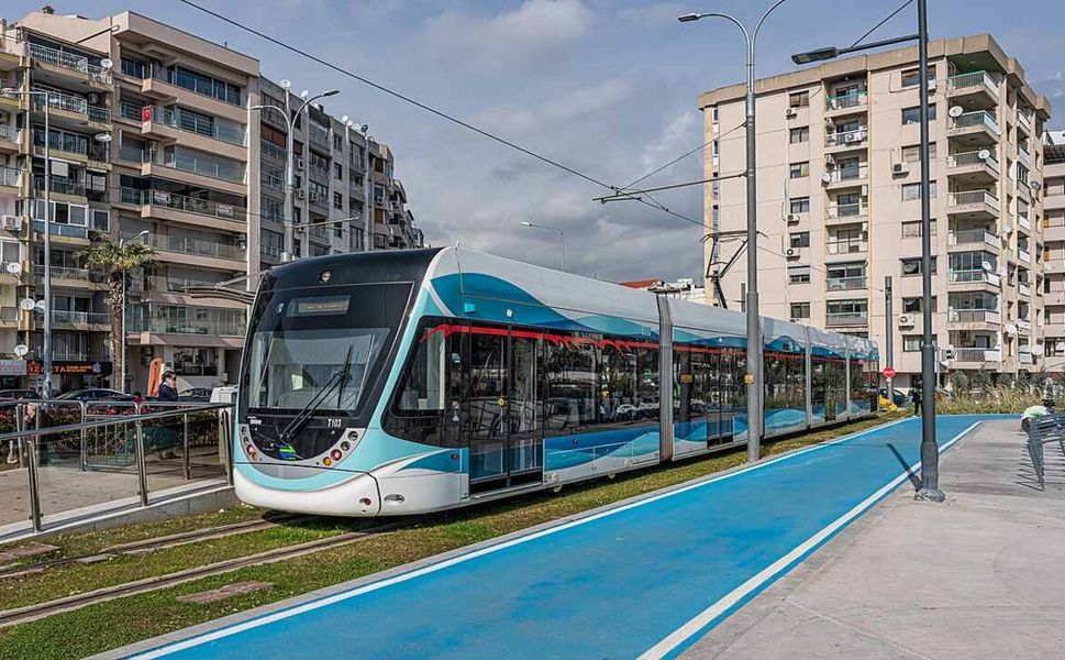 İzmir'de kaza sebebiyle tramvay seferleri iptal oldu