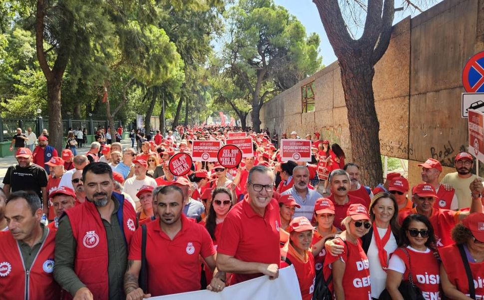 DİSK üyeleri Büyük İşçi Buluşması için İzmir'de yürüyor