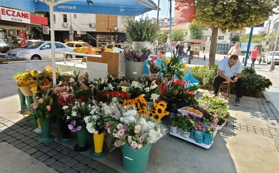 İzmir'de çiçekçiler ‘tek tip’ tezgah bekliyor