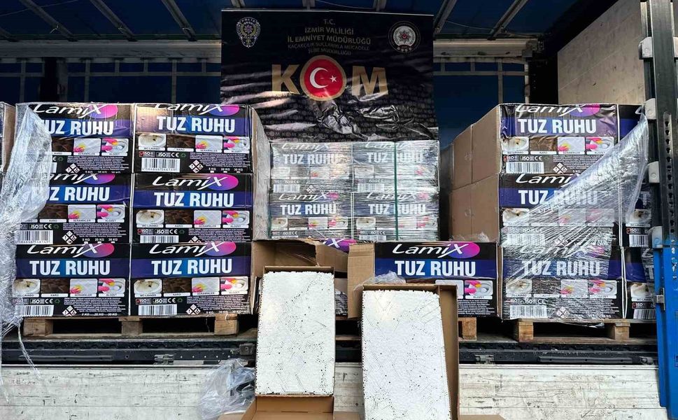 Bornova'da dev operasyon: Tuz ruhu yazan kolilerde kaçak madde yakalandı