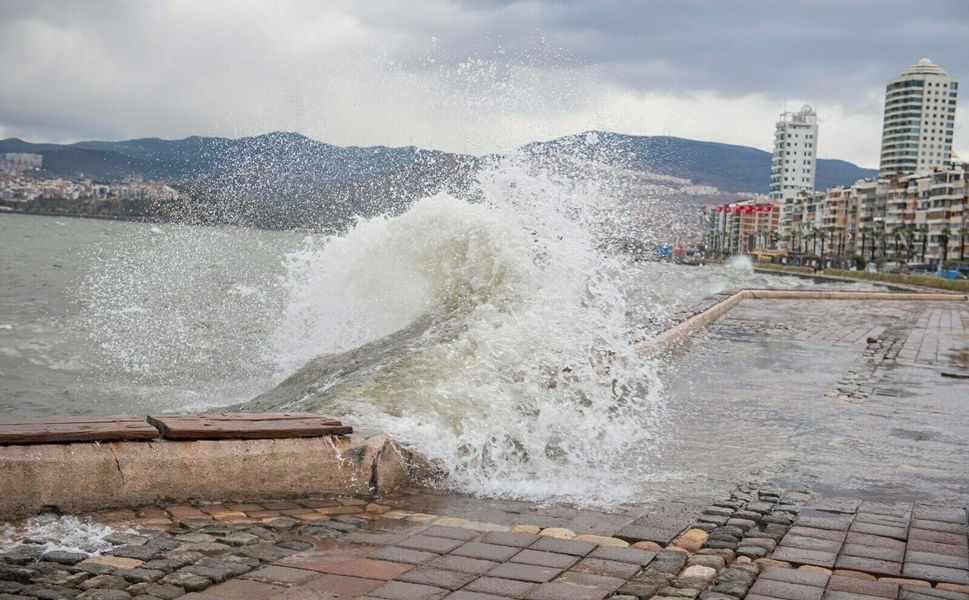 İzmirliler sahilden uzak durun, fırtına uçurabilir...