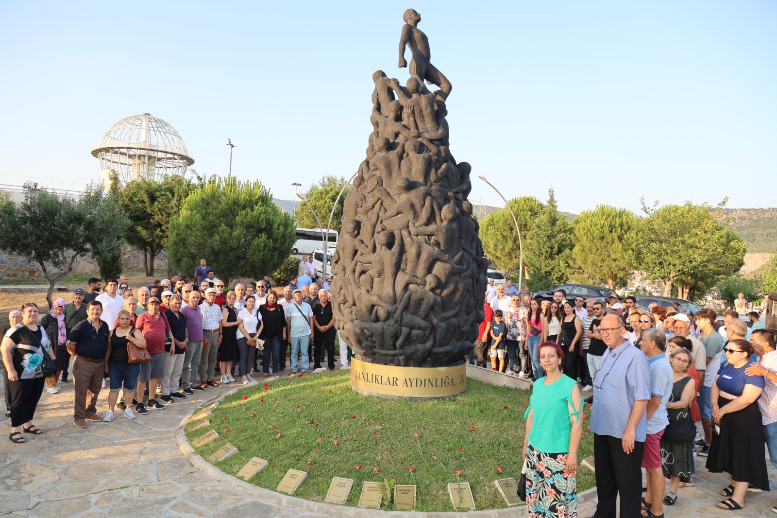 Bayraklı Madımak'ı unutmadı (1)