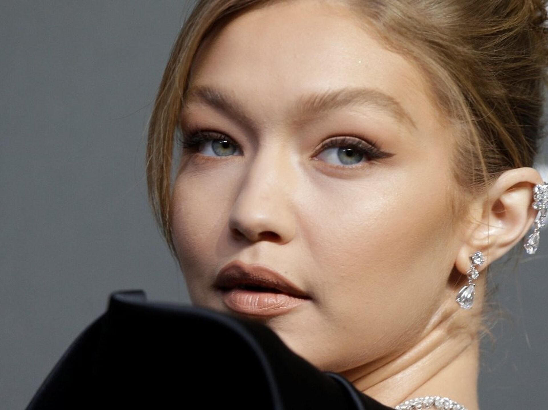 gigi-hadid-neden-tutuklandi-gigi-hadid-tutuklandi-mi-gigi-hadid-uyusturucu-mu-kullaniyor3