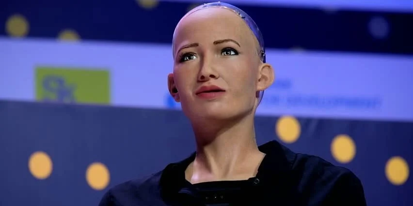 robot-sophia-kim-gercek-mi-hangi-ulke-yapti-robot-sophia-kac-yasinda-robot-sophianin-yarati (2)