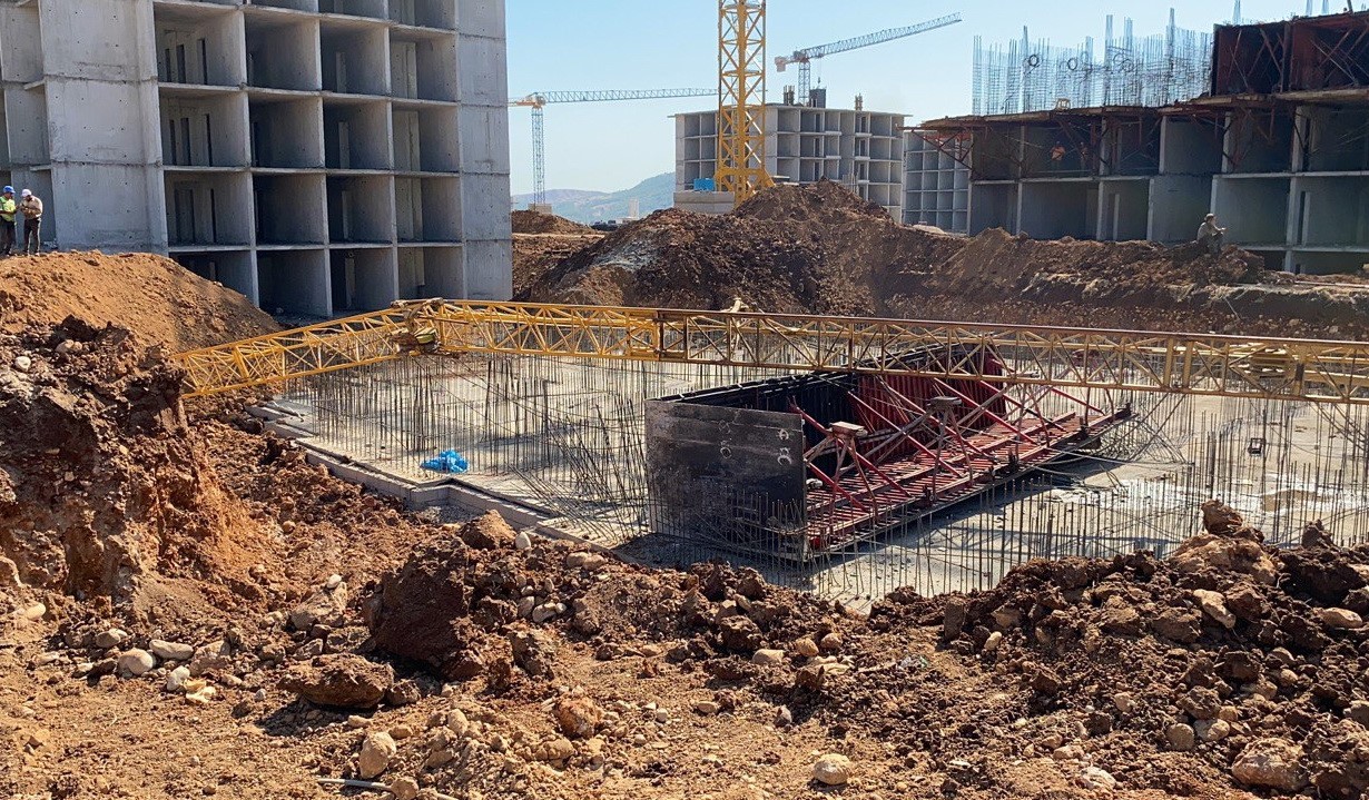 Adıyaman’da facia! Kule vinç devrildi 2 yaralı (3)