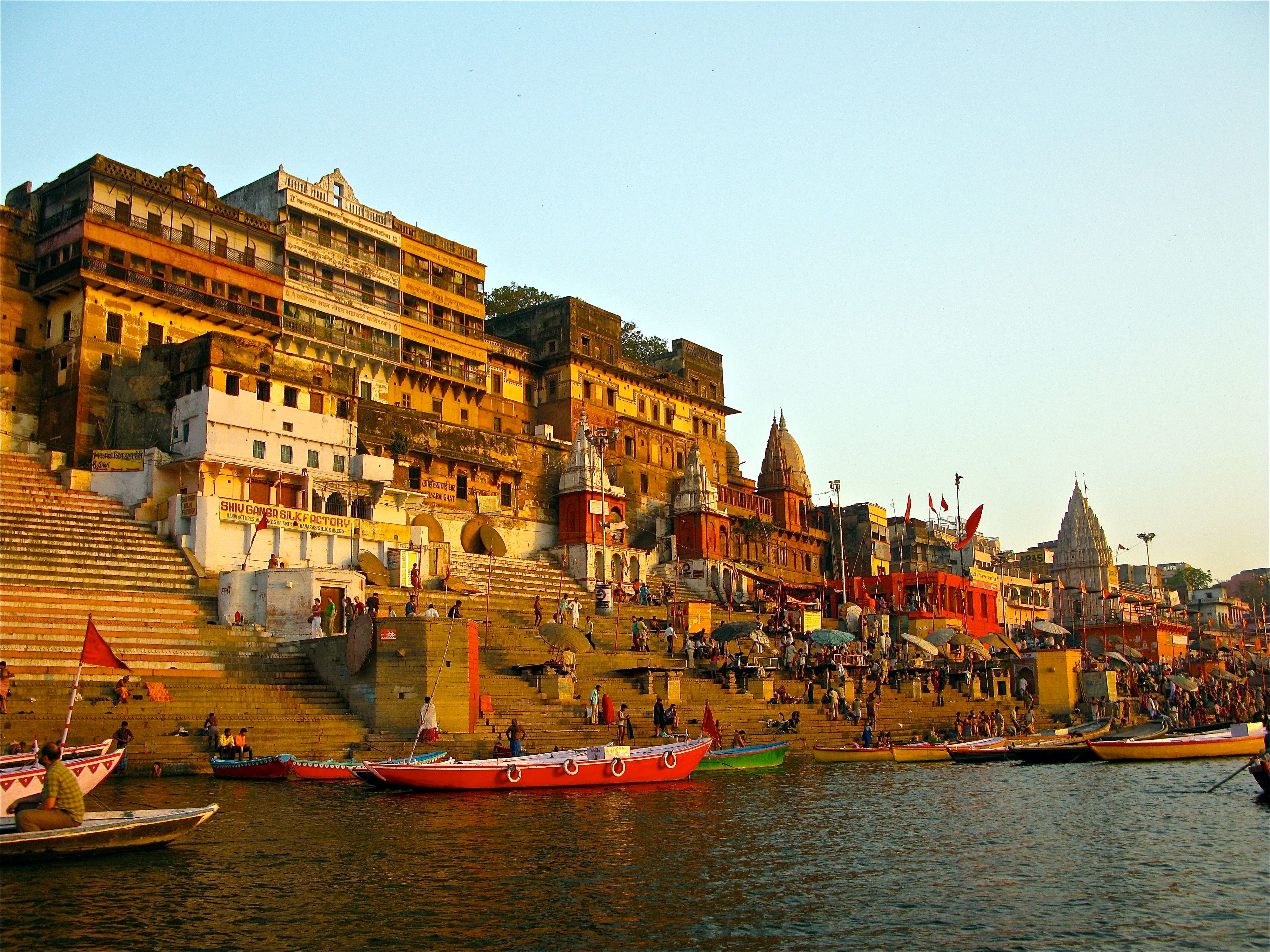 Ahilya_Ghat_by_the_Ganges,_Varanasi