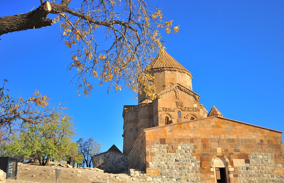 akdamar-adasi-tarihi-bir-hazine-ve-doganin-guzelligi-van-golunde-bulusuyor (1)