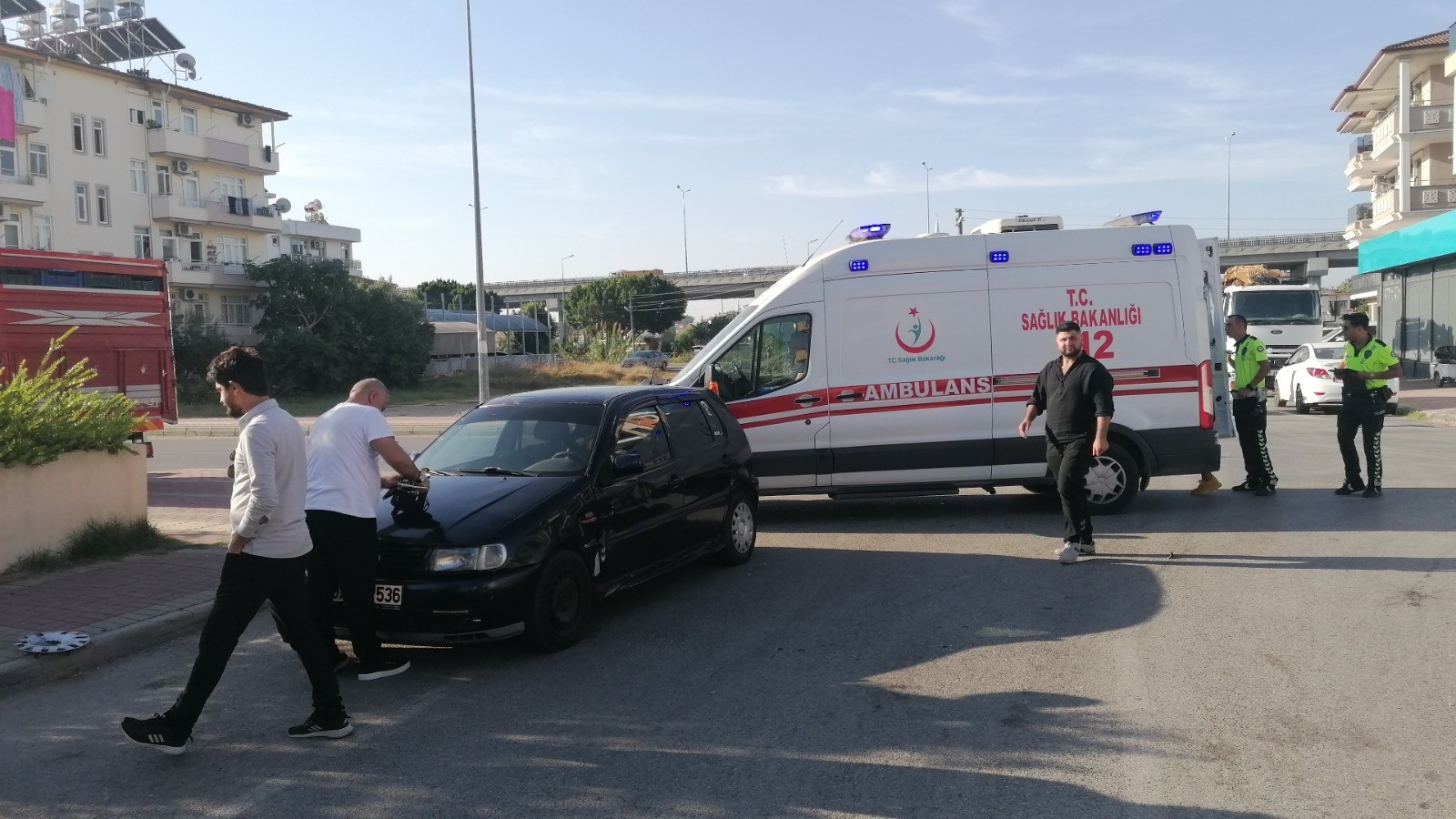 Antalya'da otomobil ile motosiklet çarpıştı 1 yaralı (1)