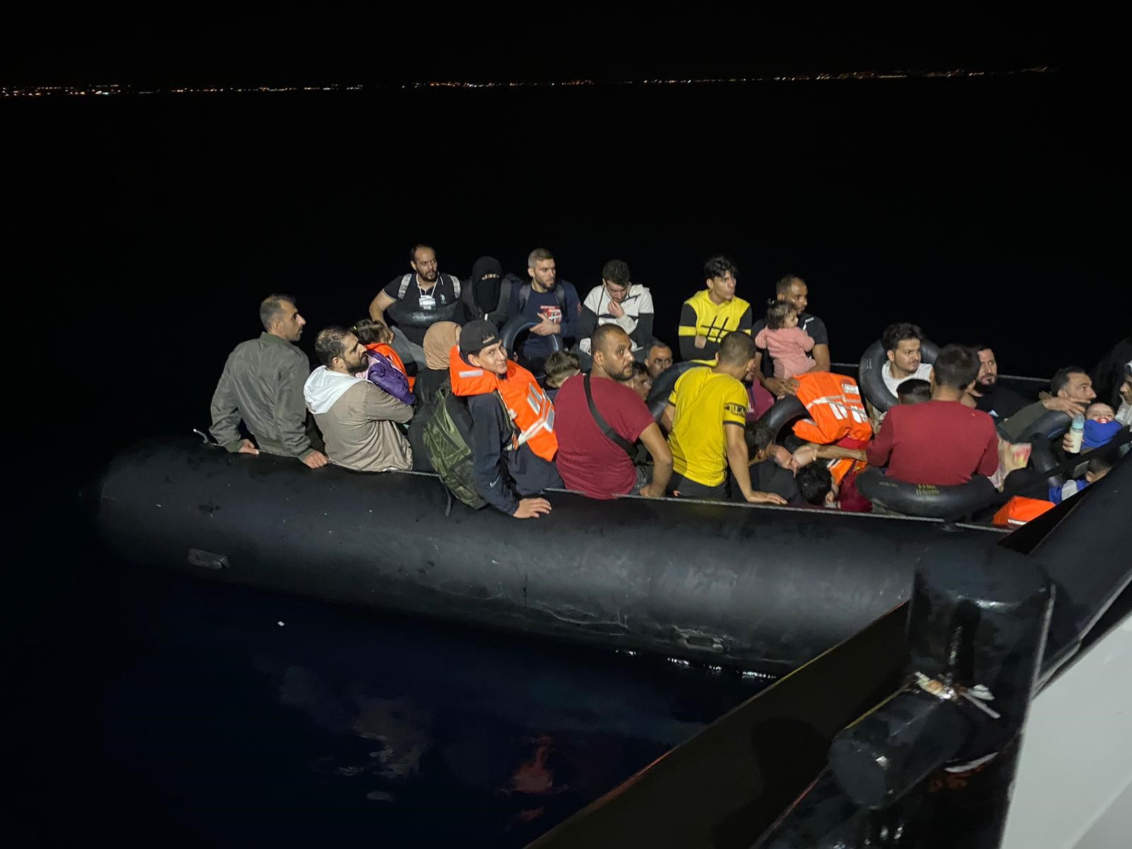  Ayvalık açıklarında 86 düzensiz göçmen Sahil Güvenlik tarafından yakalandı (2)