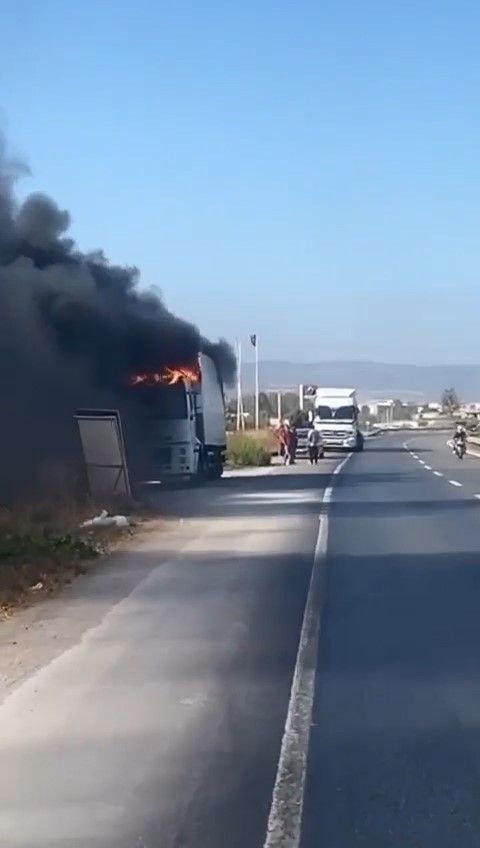 Bursa’da seyir halindeki tır alev topuna döndü (1)