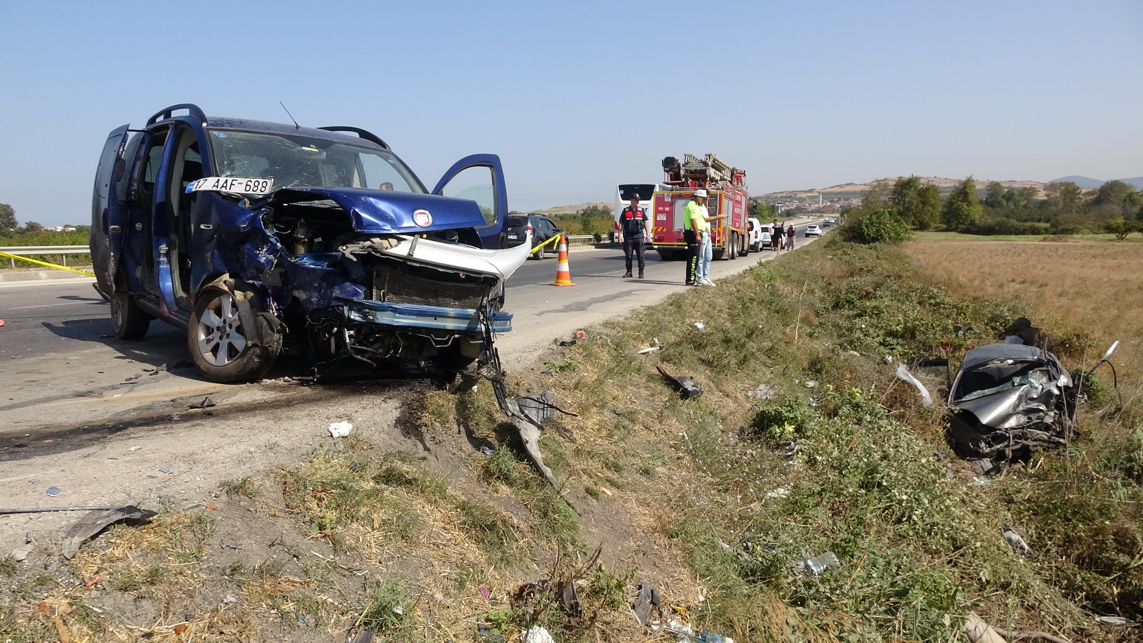 Çanakkale’dei iki araç çarpıştı 2 ölü, 5 yaralı (3)