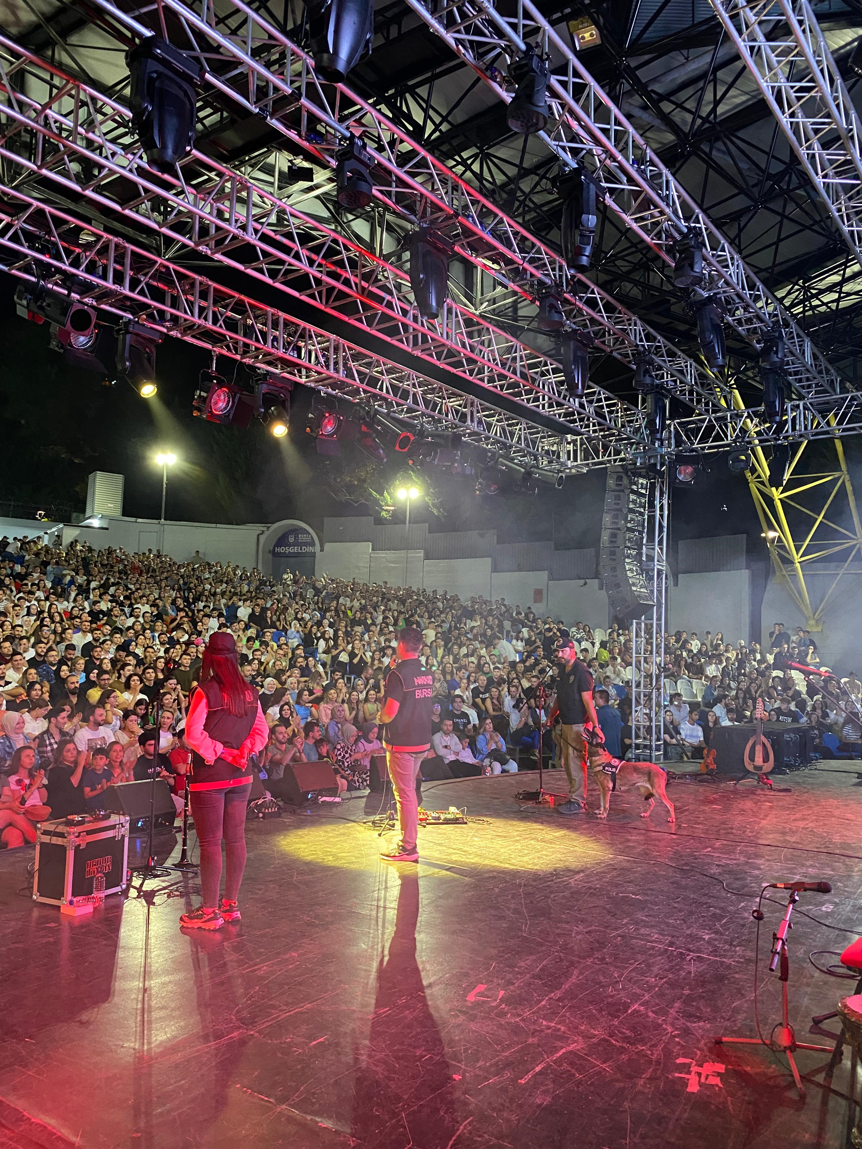 Dedüblüman konserinde narkotik polislerinden gençlere çağrı 'Uyumayın' (6)