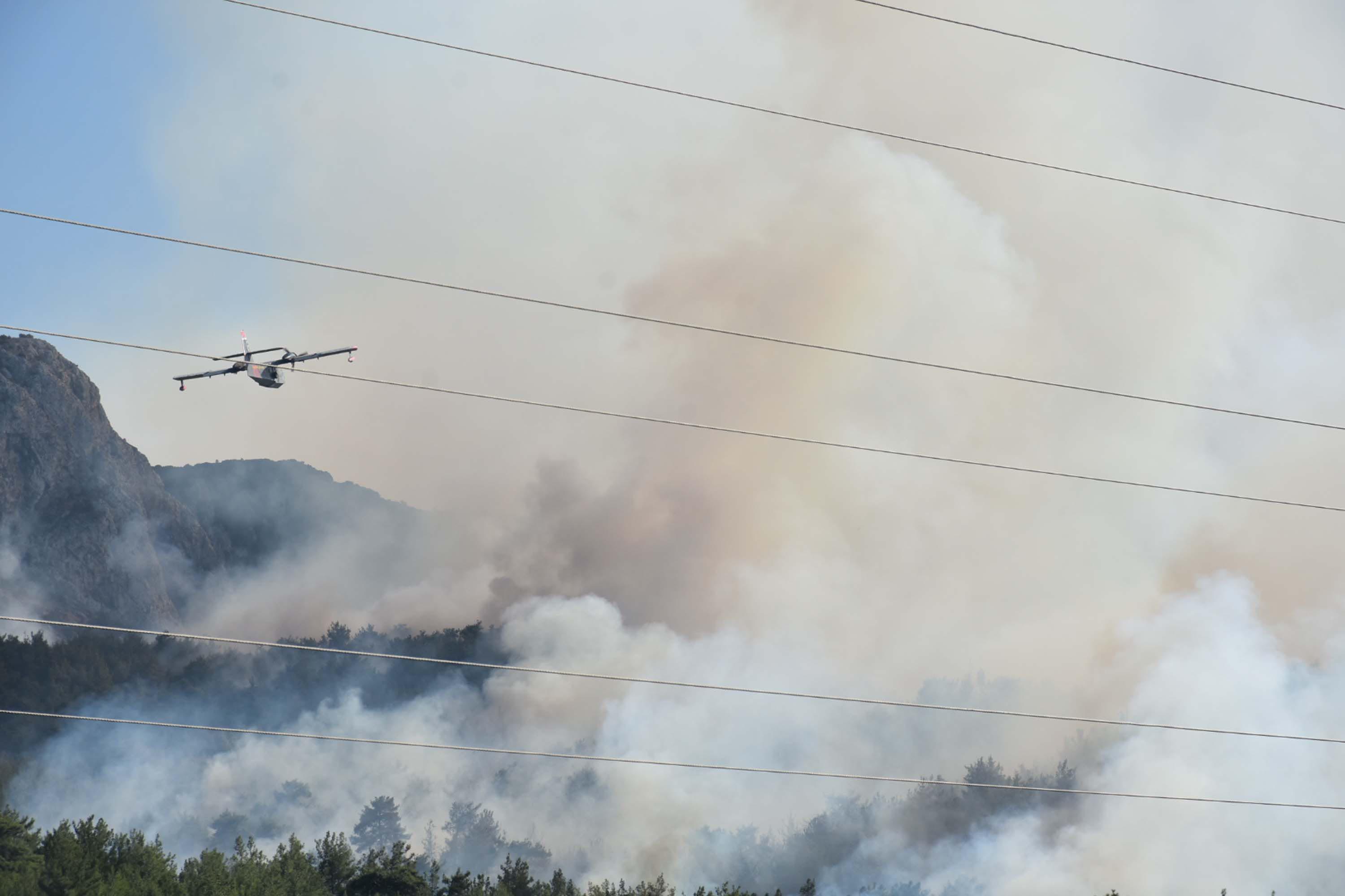 dusen-helikopterdeki-3-kisinin-oldugu-menderesteki-orman-yangininda-260-hektar-alan-etkilendi_3191_dhaphoto10