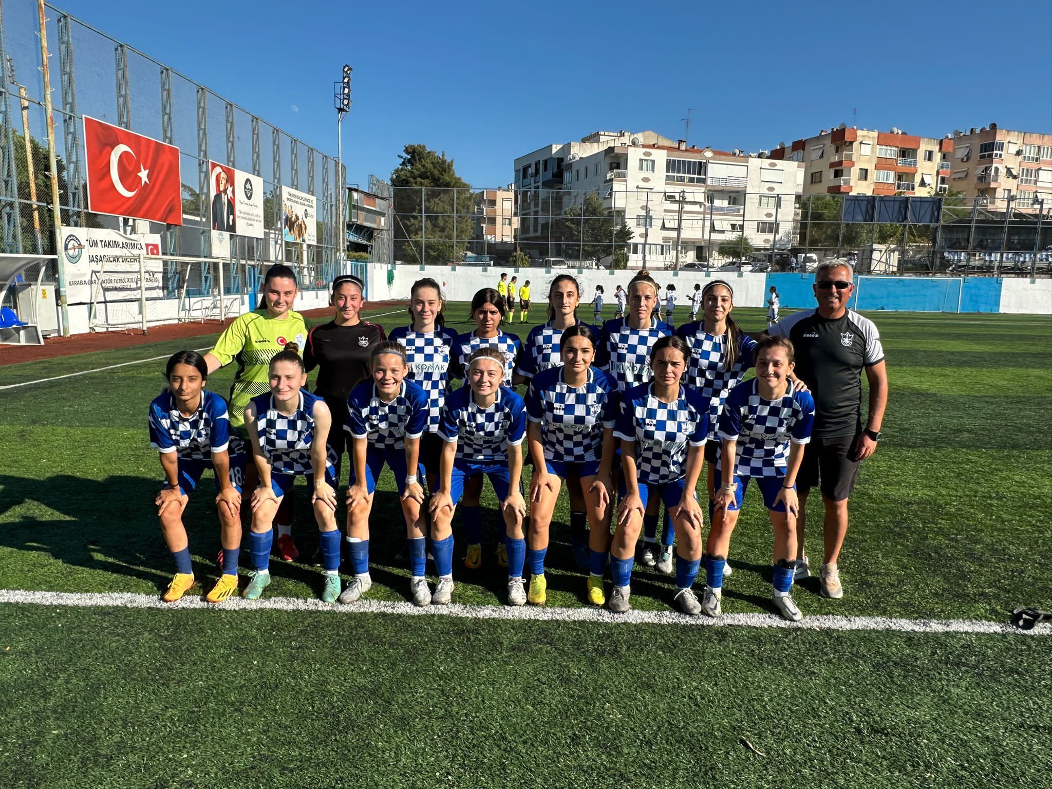 Konak Belediyespor U17 Kız Futbol Takımı şampiyonluk yolunda (1)